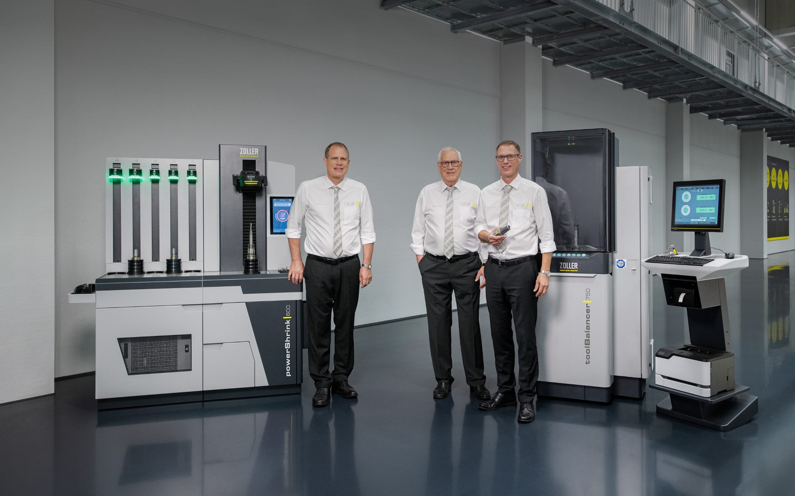 Christoph Zoller, Eberhard Zoller és Alexander Zoller (balról jobbra), az E. ZOLLER GmbH & Co. KG ügyvezető igazgatói mutatják be a három új termékcsaládjukat a zsugorbefogók, a kiegyensúlyozók és a szerszámtartók palettájáról.